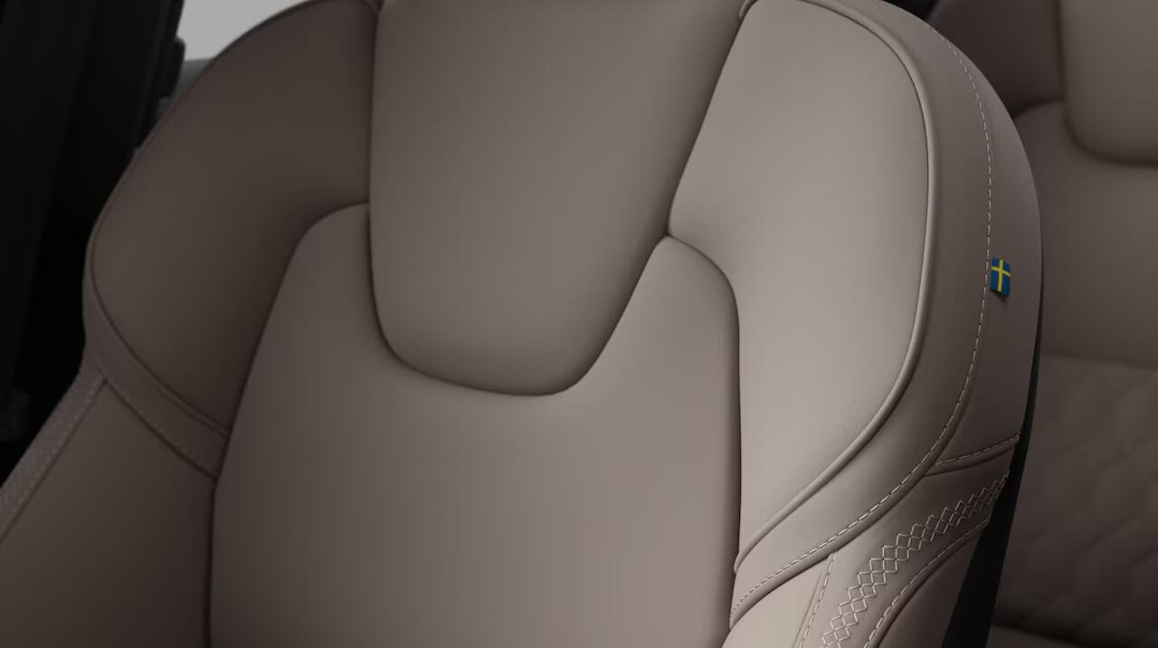 Volvo XC60 T6 Plug-in hybrid AWD Ultra Dark | 21" 5-V Spoke Black Diamond | Luchtvering | Extra getint glas achter