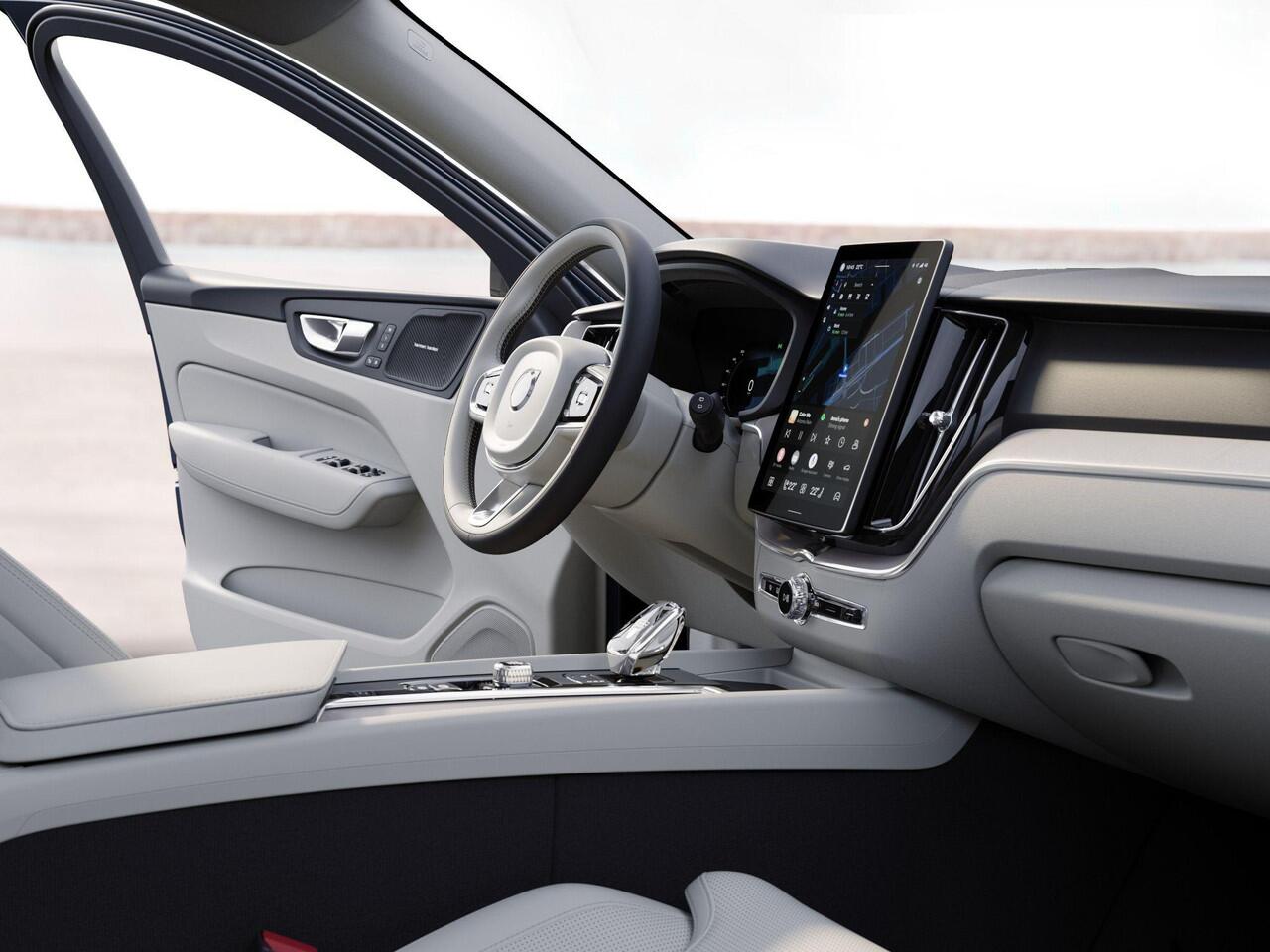 Volvo XC60 T6 Plug-in hybrid AWD Plus | Premium pack | Panoramadak | HUD | Geventileerd leer |