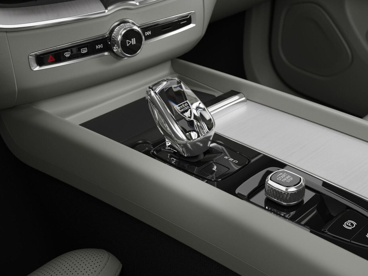 Volvo XC60 T6 Plug-in hybrid AWD Plus | Premium pack | Panoramadak | HUD | Geventileerd leer |