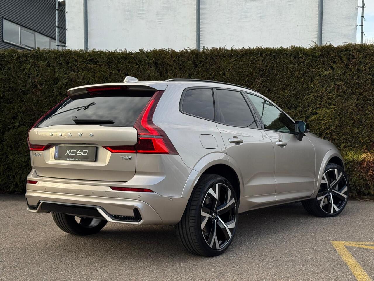 Volvo XC60 XC60 T6 AWD Plug-in Hybrid Plus Dark | Premium Pakket | Harman/Kardon | 22'' |