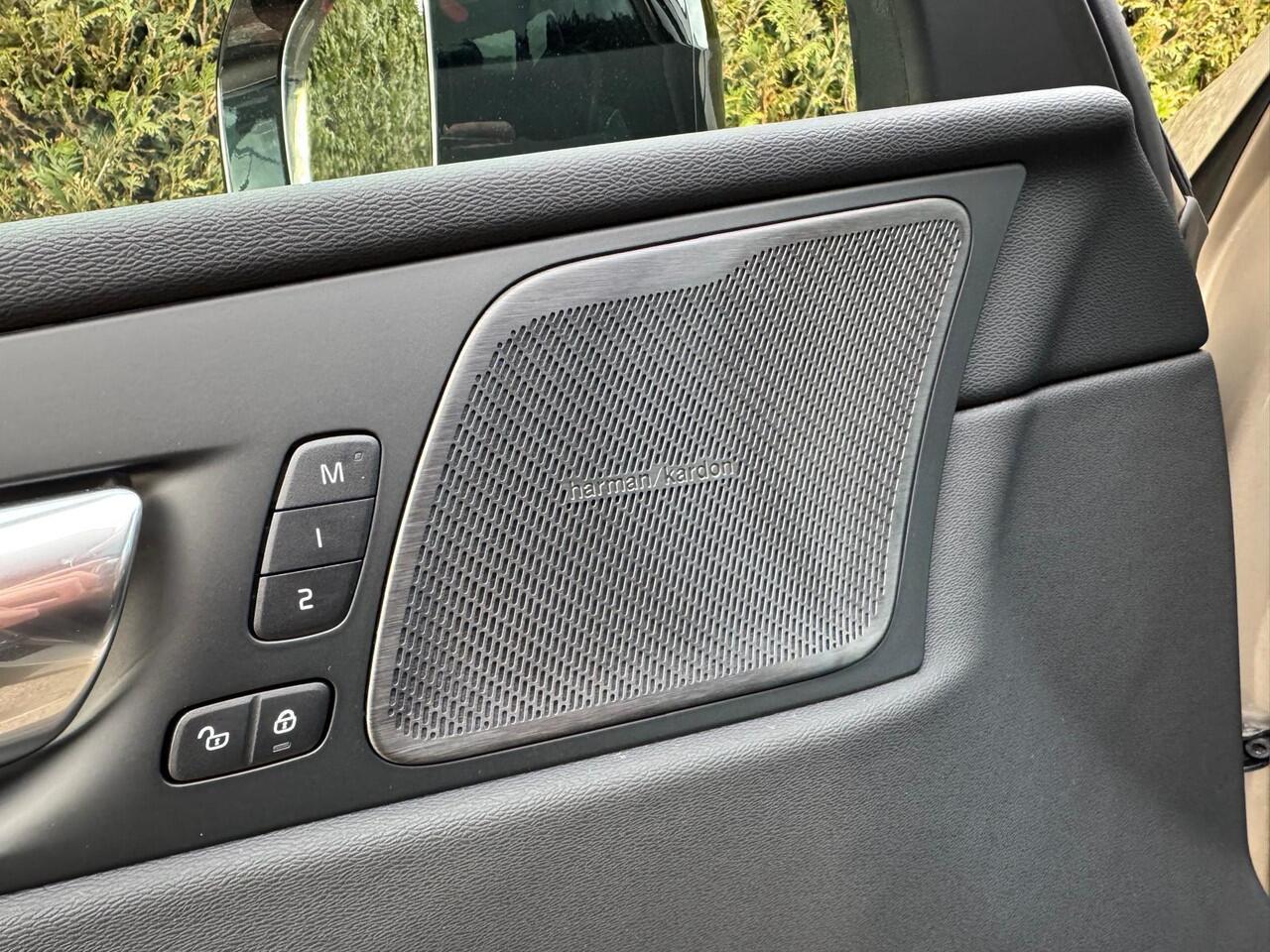 Volvo XC60 XC60 T6 AWD Plug-in Hybrid Plus Dark | Premium Pakket | Harman/Kardon | 22'' |