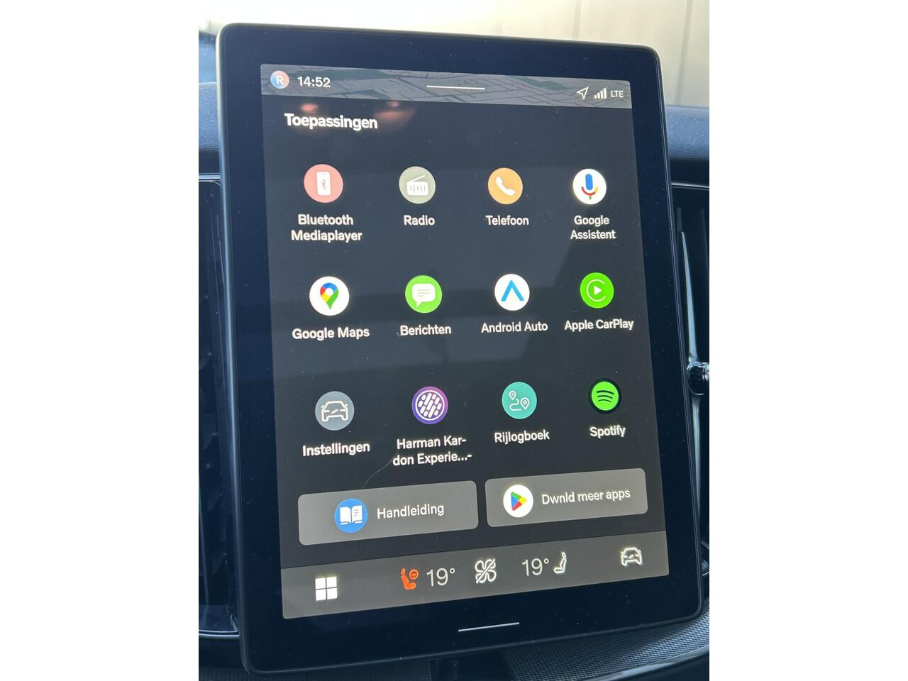 Volvo XC60 2.0 T6 Plug-in hybrid AWD Plus Black Edition 21 inch /schuifdak/ harman kardon/ park assist/Display Gen. 2