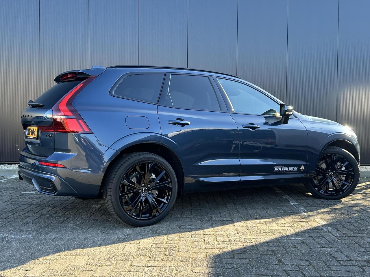 Volvo XC60 2.0 T6 Plug-in hybrid AWD Plus Black Edition 21 inch /schuifdak/ harman kardon/ park assist/Display Gen. 2