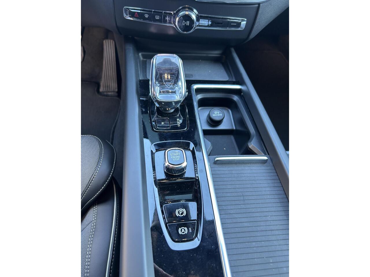 Volvo XC60 2.0 T6 Plug-in hybrid AWD Plus Black Edition 21 inch /schuifdak/ harman kardon/ park assist/Display Gen. 2