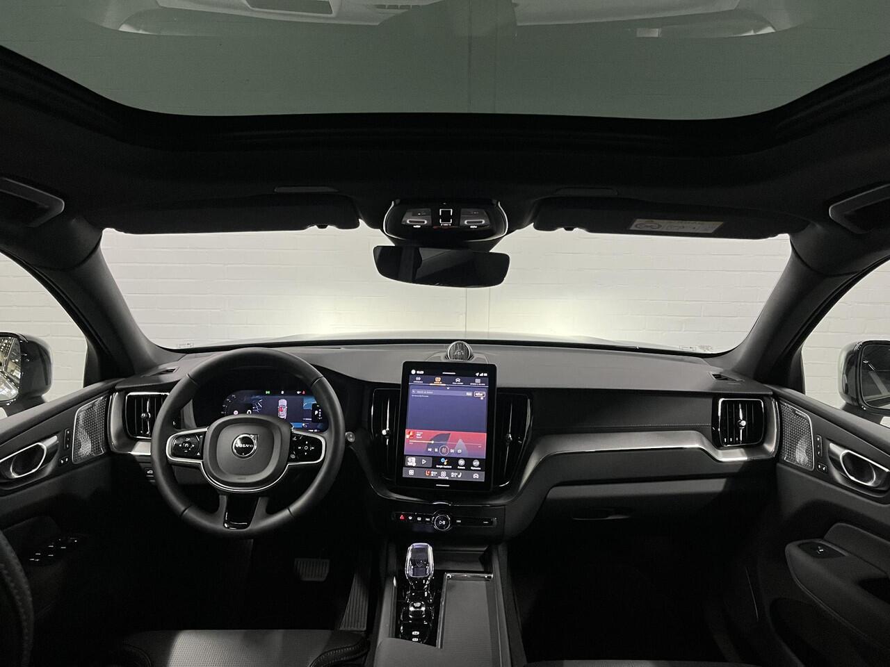 Volvo XC60 T8 PHEV AWD Ultra Black Edition Trekhaak | Bowers & Wilkins | Massage | Open dak | Stoel ventilatie | Stoel-/stuurverwarming | Head-up | 360 camera | *455PK*