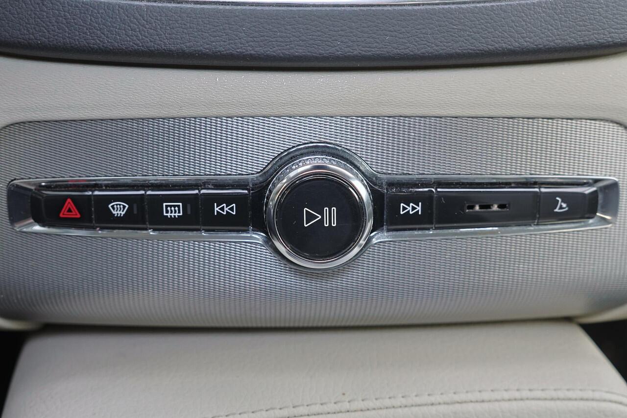 Volvo XC90 T8 Recharge AWD Inscription Intro Edition - Luchtvering - Panorama/schuifdak - IntelliSafe Assist & Surround - 360º camera - Bowers & Wilkins audio - Adaptieve LED koplampen - Verwarmde voorstoelen, stuur & achterbank - Parkeersensoren voor & achter - Ele