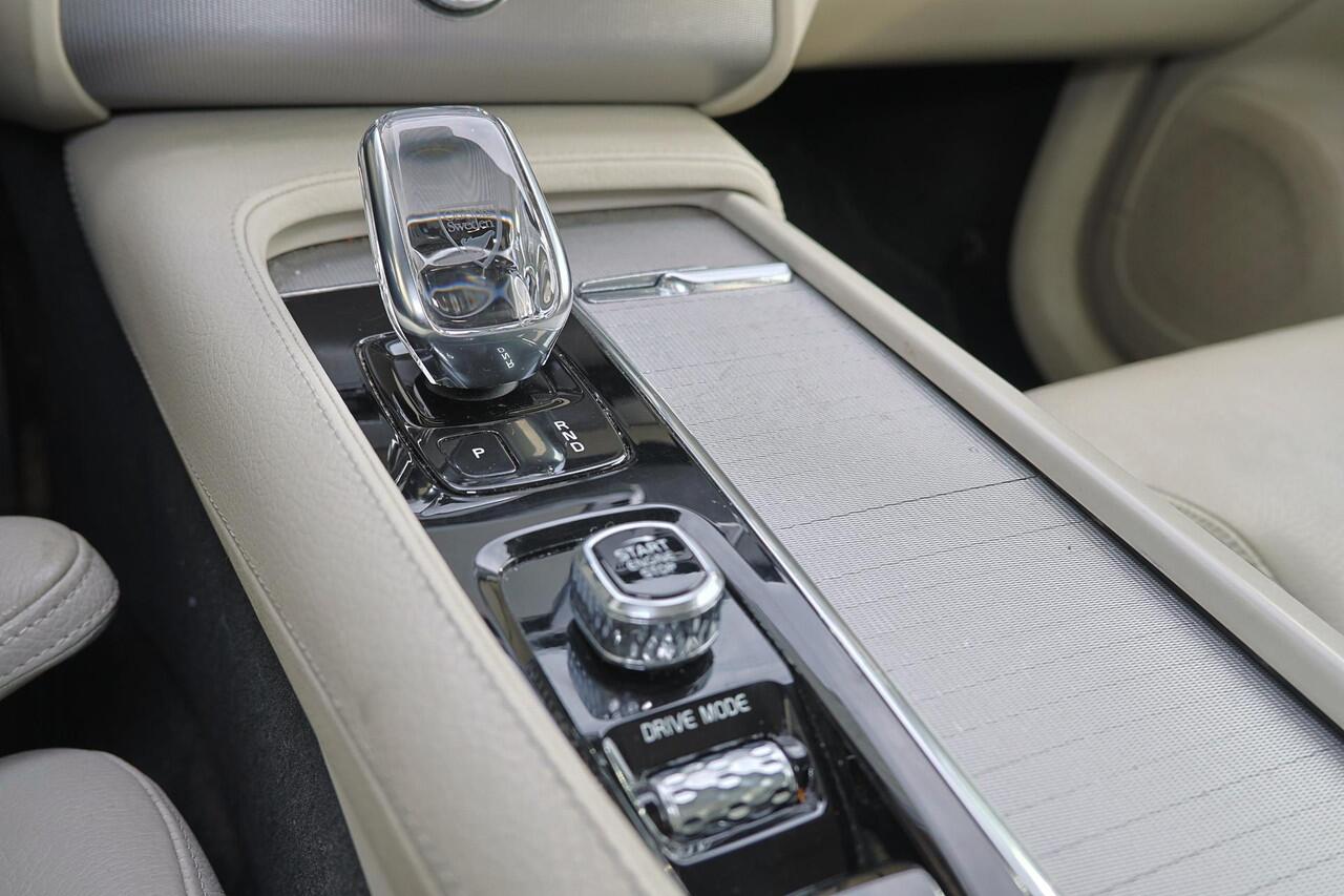 Volvo XC90 T8 Recharge AWD Inscription Intro Edition - Luchtvering - Panorama/schuifdak - IntelliSafe Assist & Surround - 360º camera - Bowers & Wilkins audio - Adaptieve LED koplampen - Verwarmde voorstoelen, stuur & achterbank - Parkeersensoren voor & achter - Ele