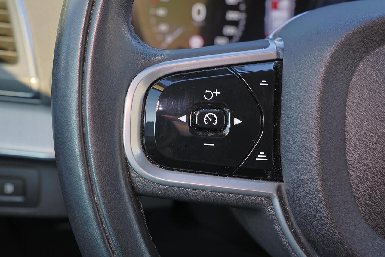 Volvo XC90 T8 Recharge AWD Inscription Expression - IntelliSafe Assist & Surround - Parkeercamera achter - Verwarmde voorstoelen & stuur - Parkeersensoren voor & achter - Elektr. bedienb. voorstoelen met geheugen - Draadloze tel. lader - Extra getint glas - Elektr. 