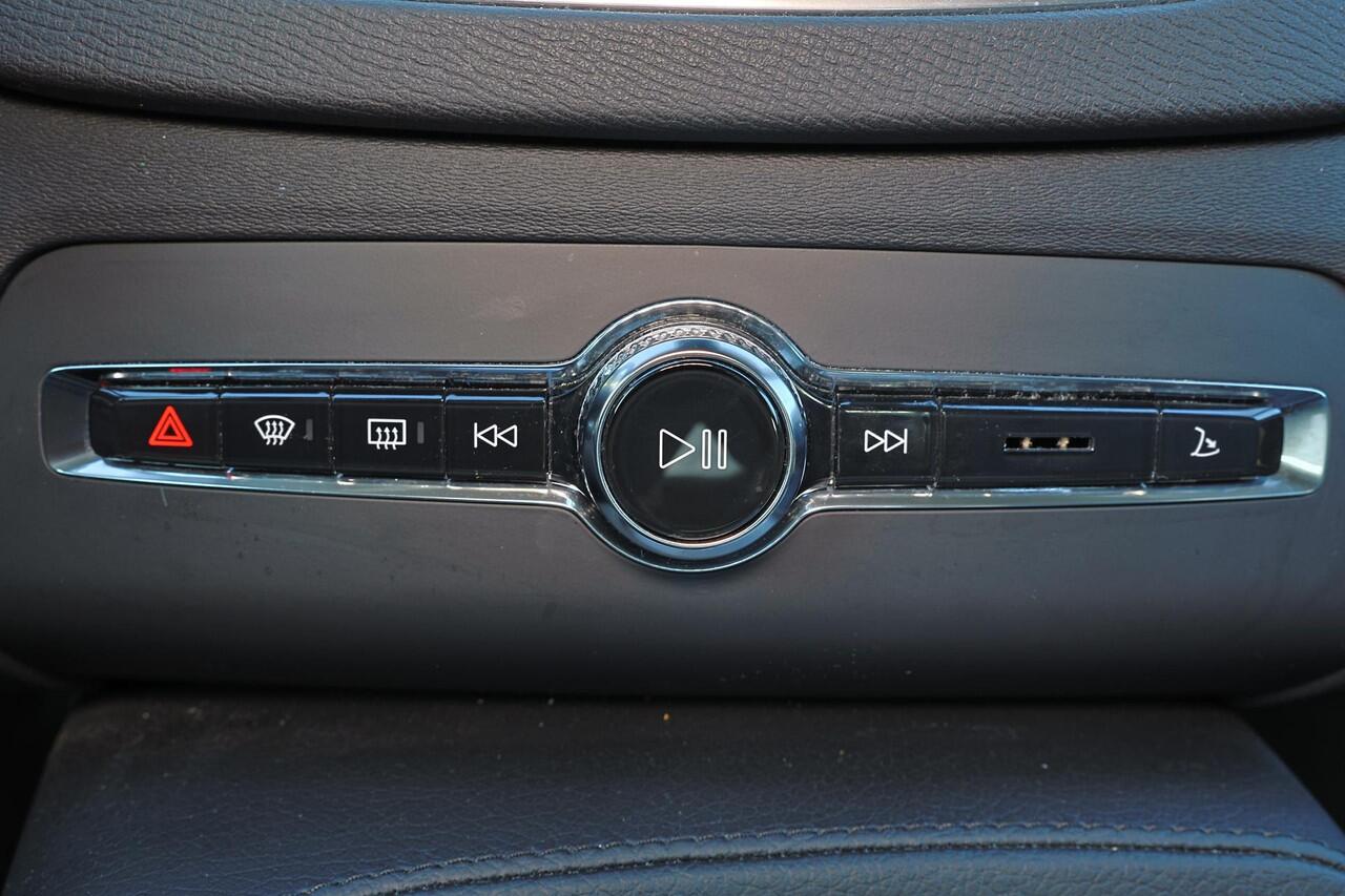 Volvo XC90 T8 Recharge AWD Inscription Expression - IntelliSafe Assist & Surround - Parkeercamera achter - Verwarmde voorstoelen & stuur - Parkeersensoren voor & achter - Elektr. bedienb. voorstoelen met geheugen - Draadloze tel. lader - Extra getint glas - Elektr. 