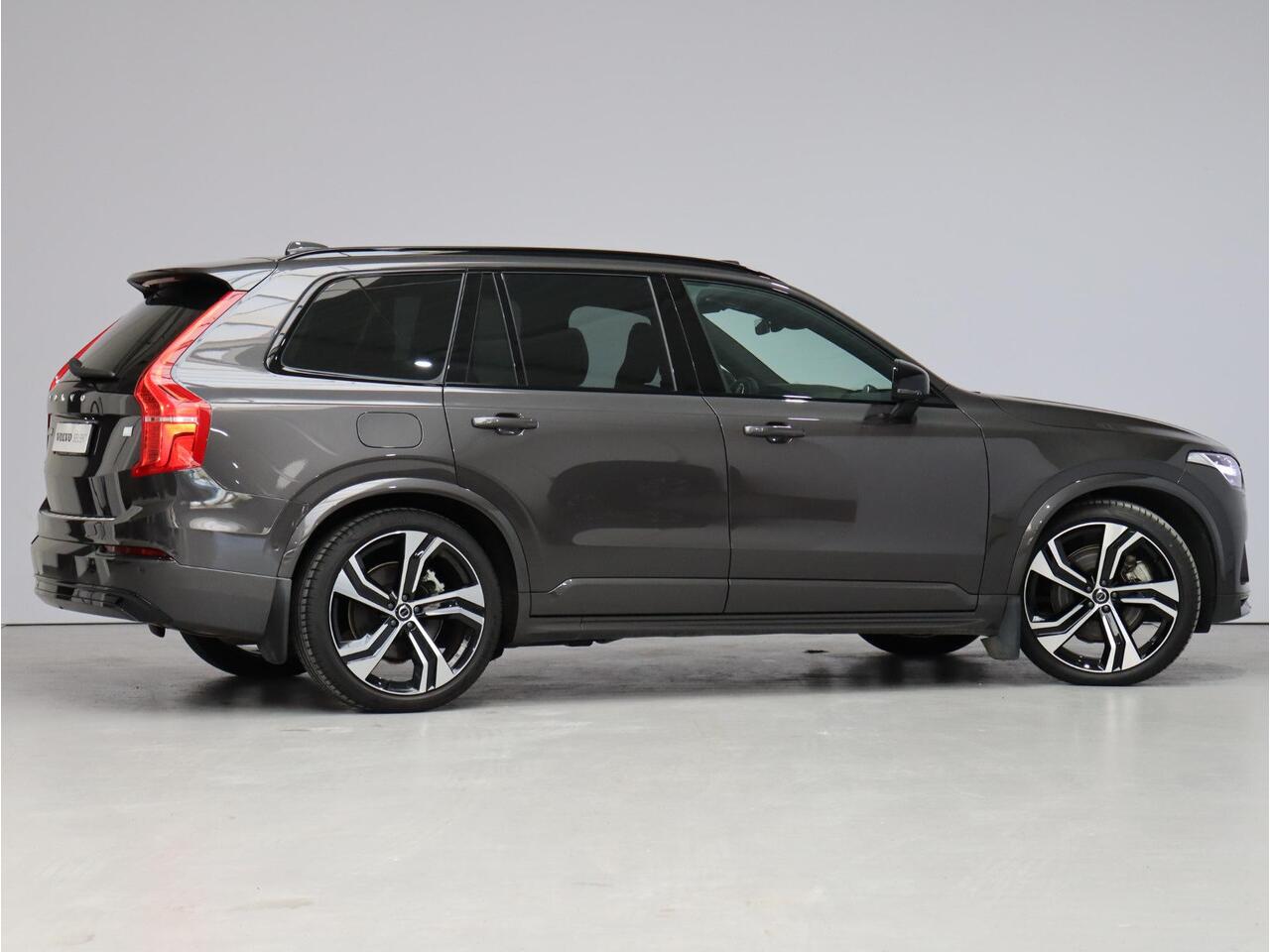 Volvo XC90 2.0 T8 Plug-in hybrid AWD Ultra Dark / Trekhaak / Pano. dak / Head-up display / 360 camera / 22" wielen / Bowers Wilkons / Stoel- & stuurwielverwarming + Achterbankverwarming