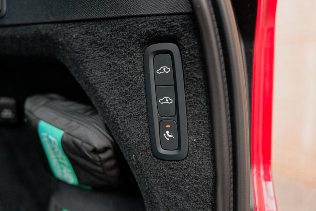 Volvo XC90 2.0 T8 Longrange B&W, Luchtvering, HUD, 22" LM velgen, 360 camera, enz