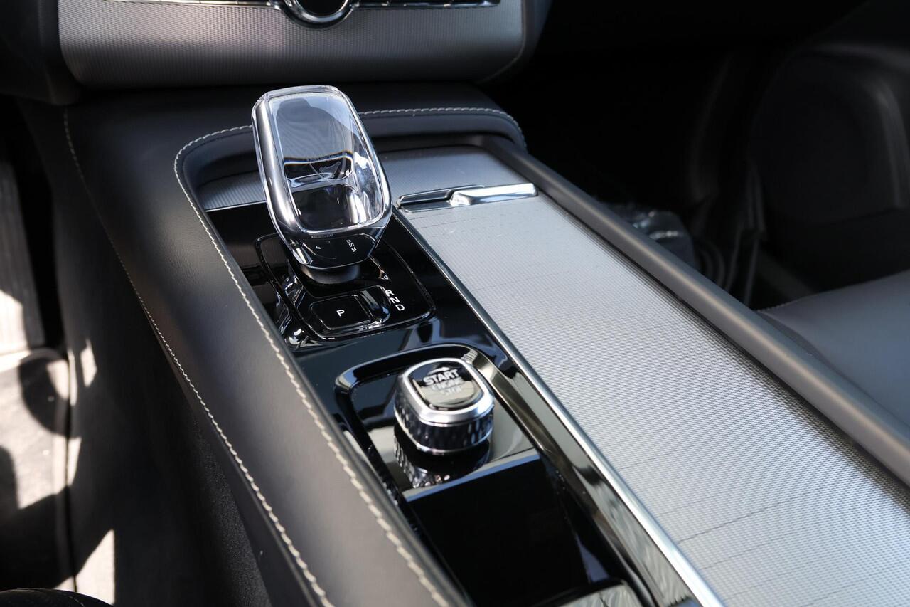 Volvo XC90 T8 Recharge AWD Ultimate Dark - LONG RANGE - Luchtvering - Panorama/schuifdak - IntelliSafe Assist & Surround - 360º Camera - Adaptieve LED koplampen - Verwarmde voorstoelen, stuur & achterbank - Parkeersensoren voor & achter - Elektr. bedienb. voorstoel