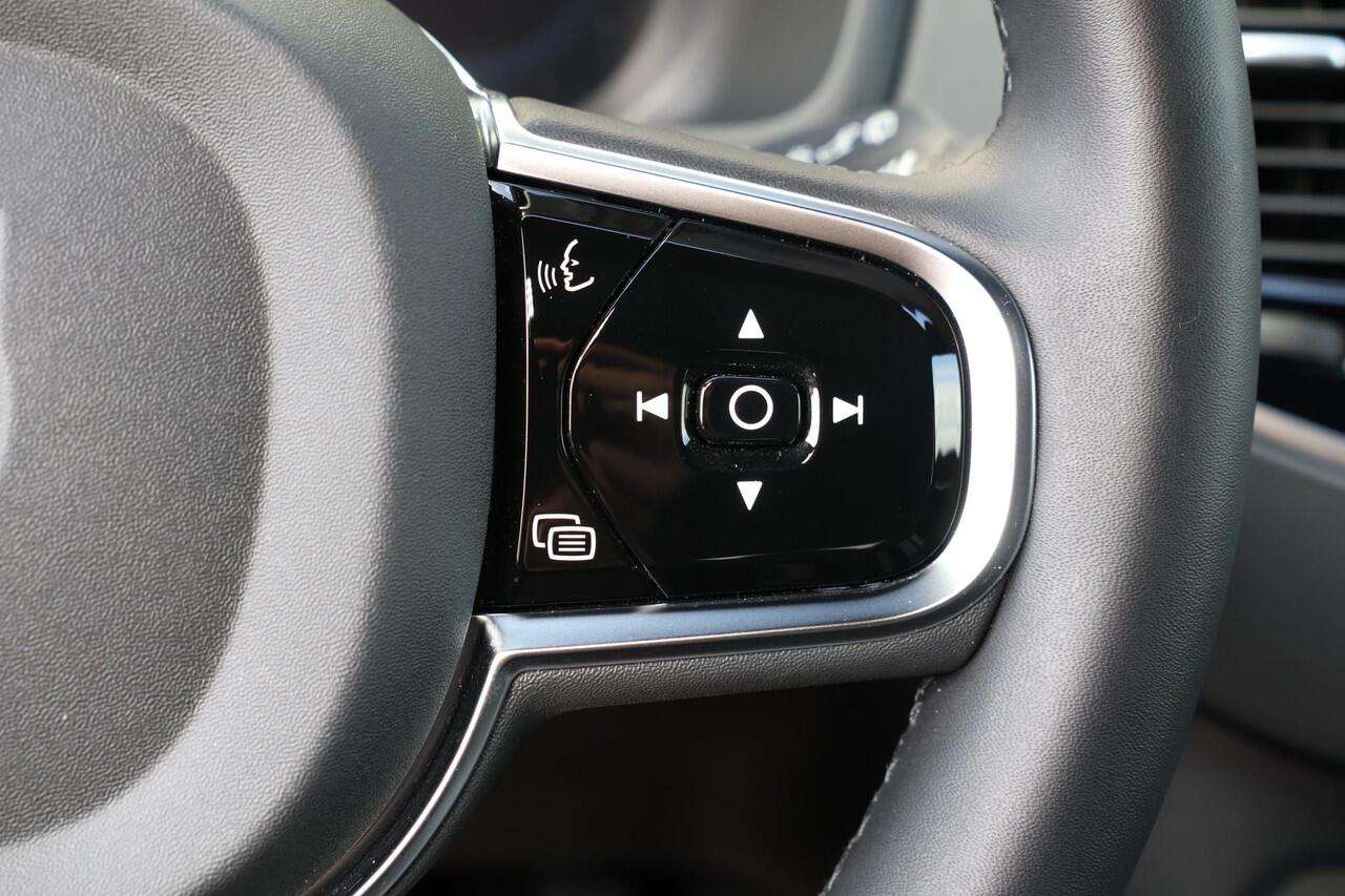 Volvo XC90 T8 Recharge AWD Ultimate Dark - LONG RANGE - Luchtvering - Panorama/schuifdak - IntelliSafe Assist & Surround - 360º Camera - Adaptieve LED koplampen - Verwarmde voorstoelen, stuur & achterbank - Parkeersensoren voor & achter - Elektr. bedienb. voorstoel