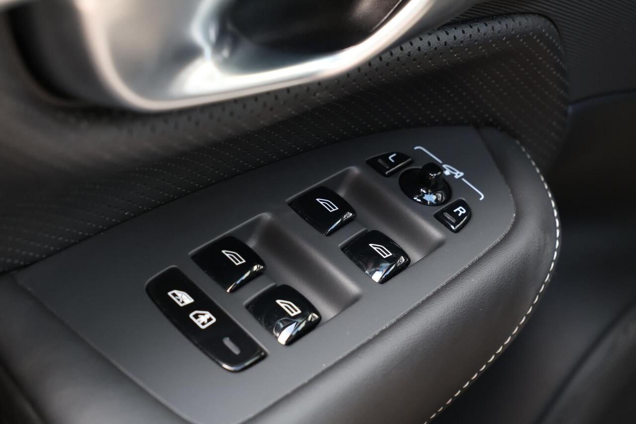 Volvo XC90 T8 Recharge AWD Ultimate Dark - LONG RANGE - Luchtvering - Panorama/schuifdak - IntelliSafe Assist & Surround - 360º Camera - Adaptieve LED koplampen - Verwarmde voorstoelen, stuur & achterbank - Parkeersensoren voor & achter - Elektr. bedienb. voorstoel