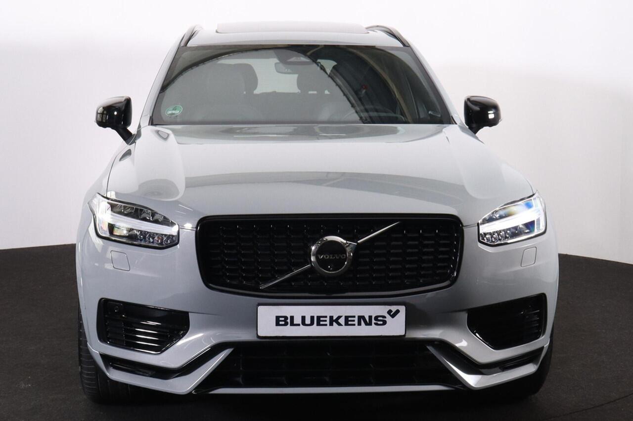 Volvo XC90 T8 Recharge AWD Ultimate Dark - LONG RANGE - Luchtvering - Panorama/schuifdak - IntelliSafe Assist & Surround - 360º Camera - Adaptieve LED koplampen - Verwarmde voorstoelen, stuur & achterbank - Parkeersensoren voor & achter - Elektr. bedienb. voorstoel