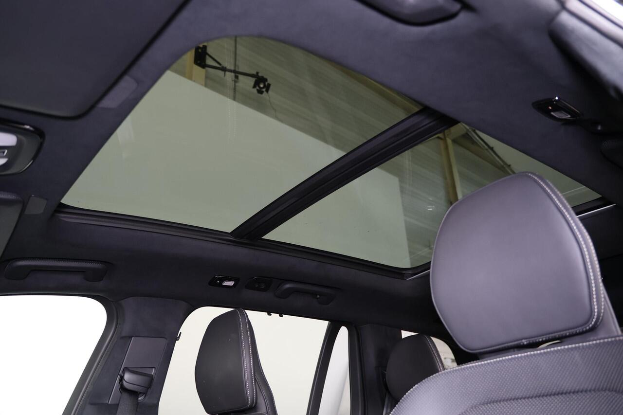 Volvo XC90 T8 Recharge AWD Ultimate Dark - LONG RANGE - Luchtvering - Panorama/schuifdak - IntelliSafe Assist & Surround - 360º Camera - Adaptieve LED koplampen - Verwarmde voorstoelen, stuur & achterbank - Parkeersensoren voor & achter - Elektr. bedienb. voorstoel