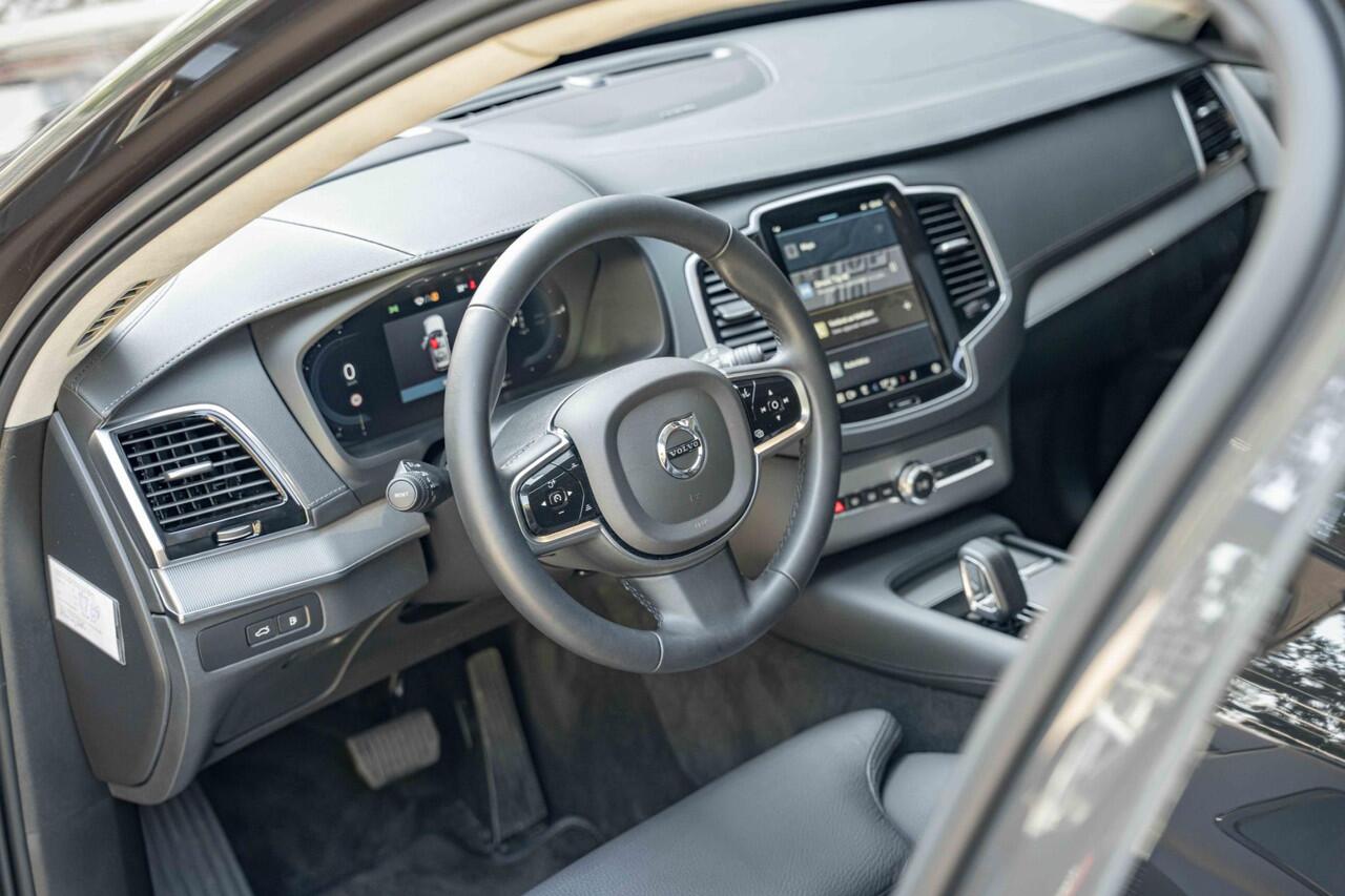 Volvo XC90 T8 Recharge AWD Ultimate Dark | Verwarmbare voorstoelen | Verwarmbaar stuurwiel | Verwarmbare achterbank | Premium audio by Harman Kardon | Panoramadak | Luchtvering | Rondomzicht Camera| 21 inch Lichtmetalen velgen | Semi elektrische trekhaak | Alarmkla