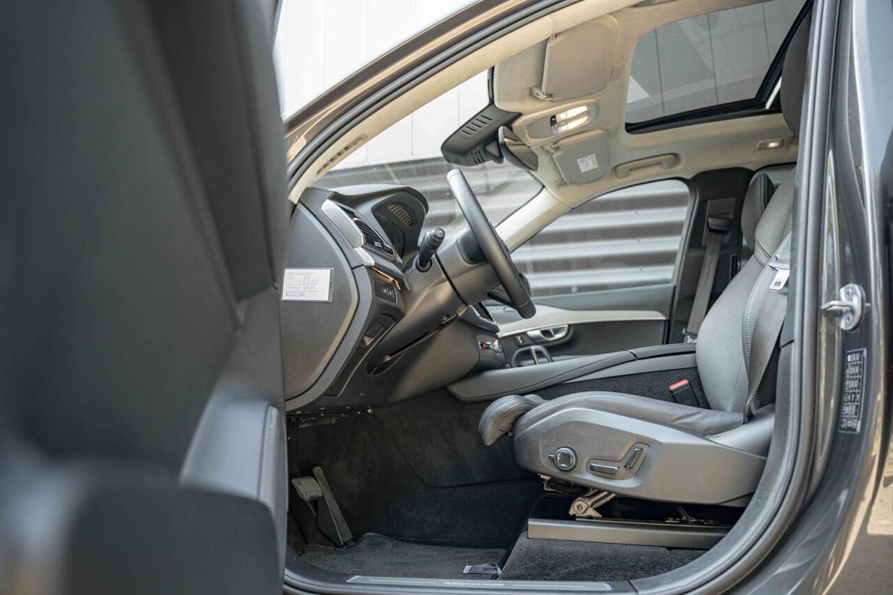 Volvo XC90 T8 Recharge AWD Ultimate Dark | Verwarmbare voorstoelen | Verwarmbaar stuurwiel | Verwarmbare achterbank | Premium audio by Harman Kardon | Panoramadak | Luchtvering | Rondomzicht Camera| 21 inch Lichtmetalen velgen | Semi elektrische trekhaak | Alarmkla