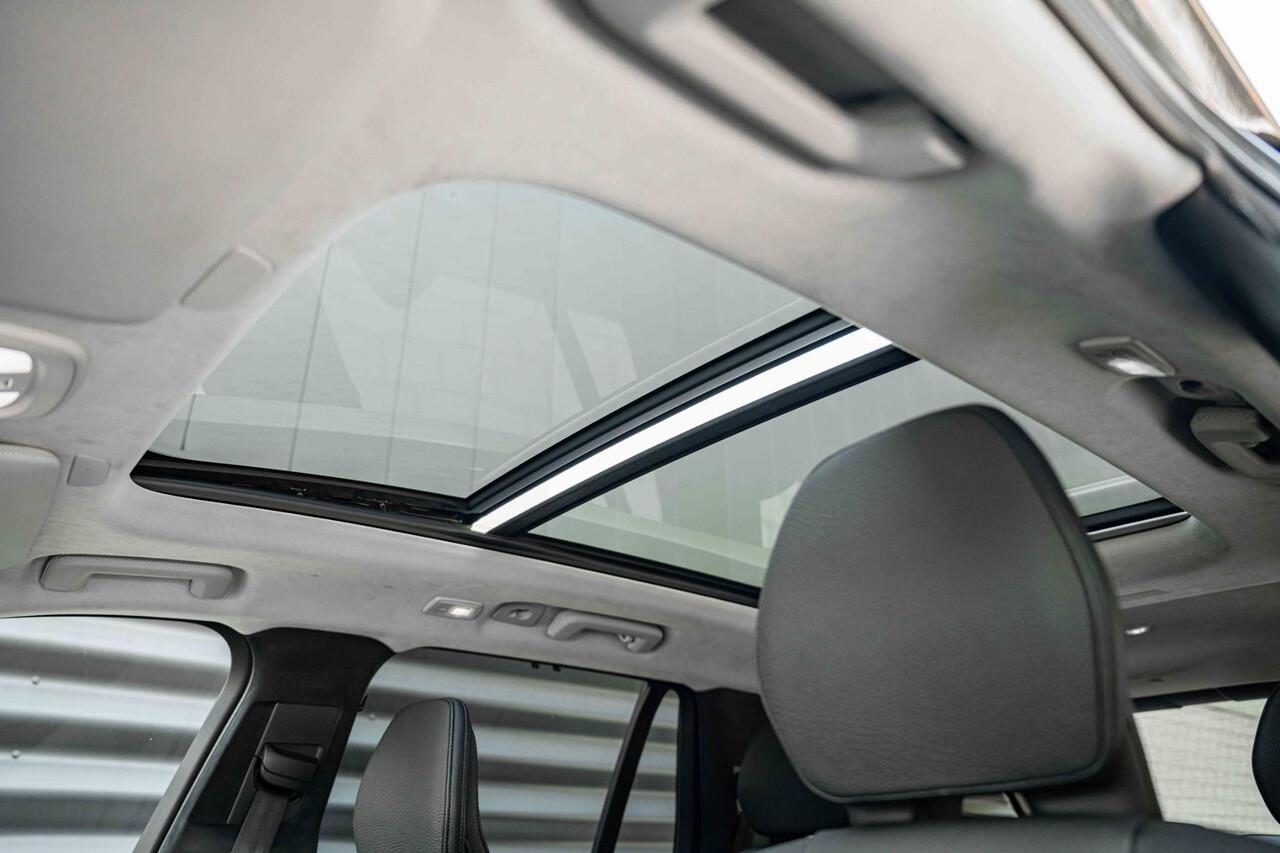 Volvo XC90 T8 Recharge AWD Ultimate Dark | Verwarmbare voorstoelen | Verwarmbaar stuurwiel | Verwarmbare achterbank | Premium audio by Harman Kardon | Panoramadak | Luchtvering | Rondomzicht Camera| 21 inch Lichtmetalen velgen | Semi elektrische trekhaak | Alarmkla