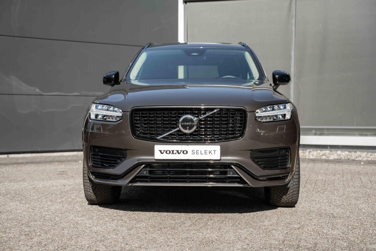 Volvo XC90 T8 Recharge AWD Ultimate Dark | Verwarmbare voorstoelen | Verwarmbaar stuurwiel | Verwarmbare achterbank | Premium audio by Harman Kardon | Panoramadak | Luchtvering | Rondomzicht Camera| 21 inch Lichtmetalen velgen | Semi elektrische trekhaak | Alarmkla