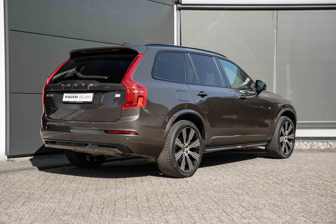 Volvo XC90 T8 Recharge AWD Ultimate Dark | Verwarmbare voorstoelen | Verwarmbaar stuurwiel | Verwarmbare achterbank | Premium audio by Harman Kardon | Panoramadak | Luchtvering | Rondomzicht Camera| 21 inch Lichtmetalen velgen | Semi elektrische trekhaak | Alarmkla