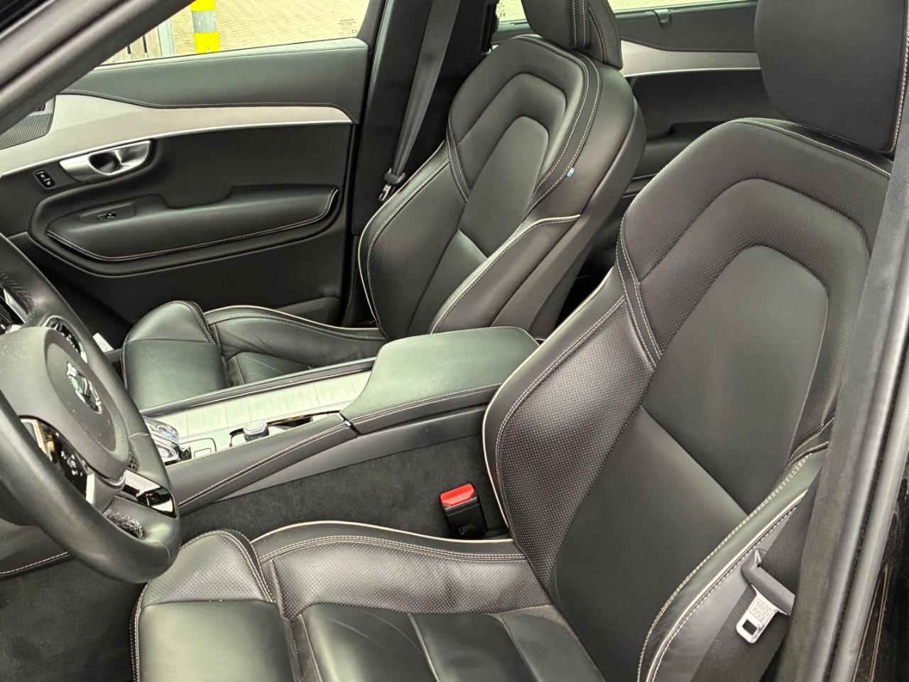 Volvo XC90 2.0 T8 Recharge AWD Ultimate Dark | Luchtvering | Trekhaak | Standkachel | 22" velgen | Harman Kardon audio | Lederen bekleding | 7 zitplaatsen | BTW auto | 4 zone climate control |