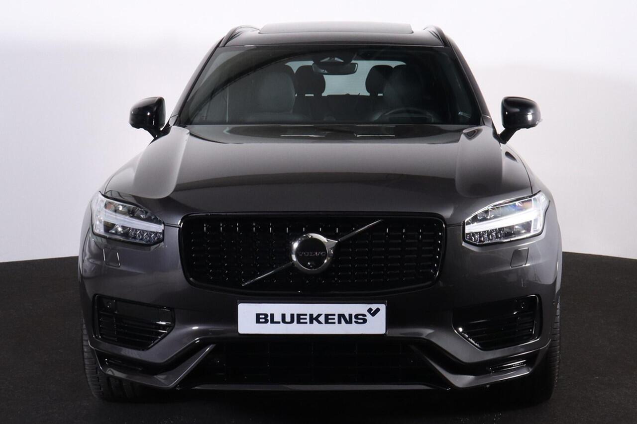 Volvo XC90 T8 Recharge AWD Ultimate Dark - LONG RANGE - Luchtvering - Panorama/schuifdak - IntelliSafe Assist & Surround - 360º Camera - Bowers & Wilkins audio - Adaptieve LED koplampen - Verwarmde voorstoelen, stuur & achterbank - Parkeersensoren voor & achter - El