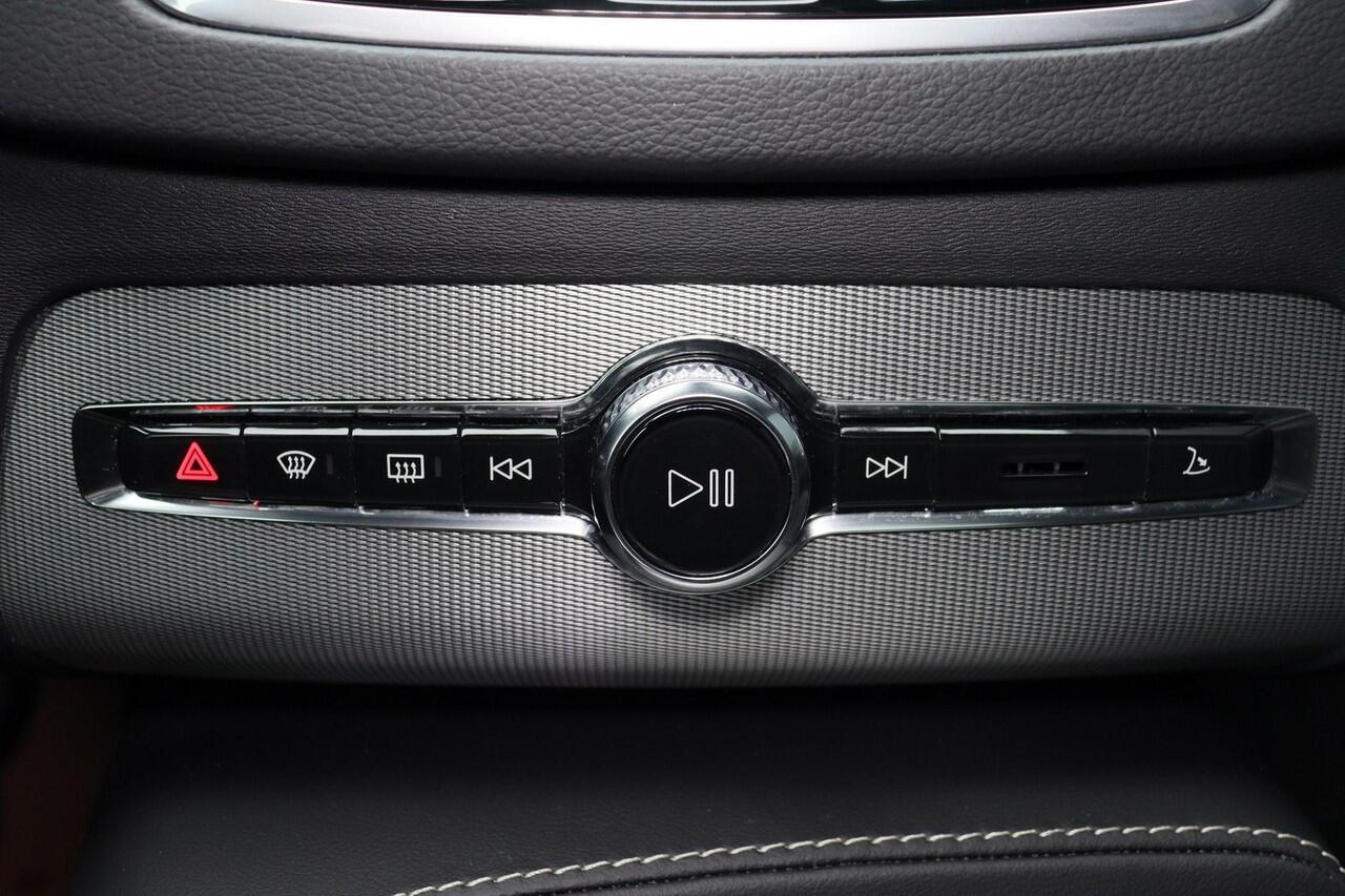 Volvo XC90 T8 Recharge AWD Ultimate Dark - LONG RANGE - Luchtvering - Panorama/schuifdak - IntelliSafe Assist & Surround - 360º Camera - Bowers & Wilkins audio - Adaptieve LED koplampen - Verwarmde voorstoelen, stuur & achterbank - Parkeersensoren voor & achter - El