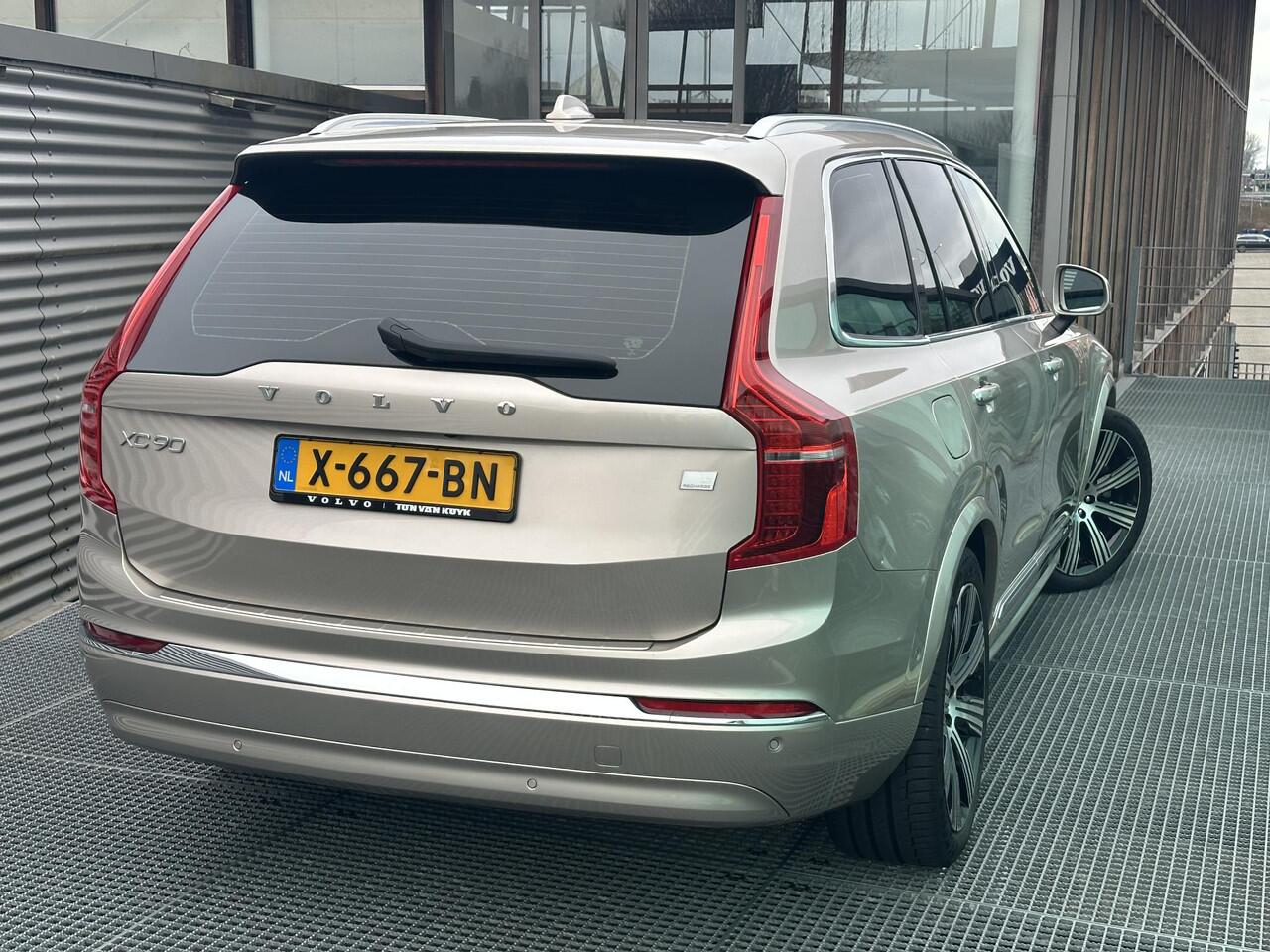 Volvo XC90 2.0 T8 Recharge AWD Ultimate Bright / Luchtvering / Trekhaak / Long Range / Elek. verstelbare stoelen / Voor+achter+stuur verwarmd / Harman Kardon / Keyless / BLIS / Pilot assist + ACC /