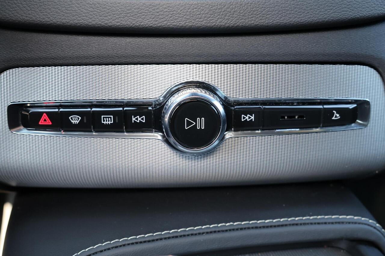 Volvo XC90 T8 Recharge AWD Ultimate Dark - LONG RANGE - Luchtvering - Panorama/schuifdak - IntelliSafe Assist & Surround - 360º Camera - Bowers & Wilkins audio - Adaptieve LED koplampen - Verwarmde voorstoelen, stuur & achterbank - Parkeersensoren voor & achter - El