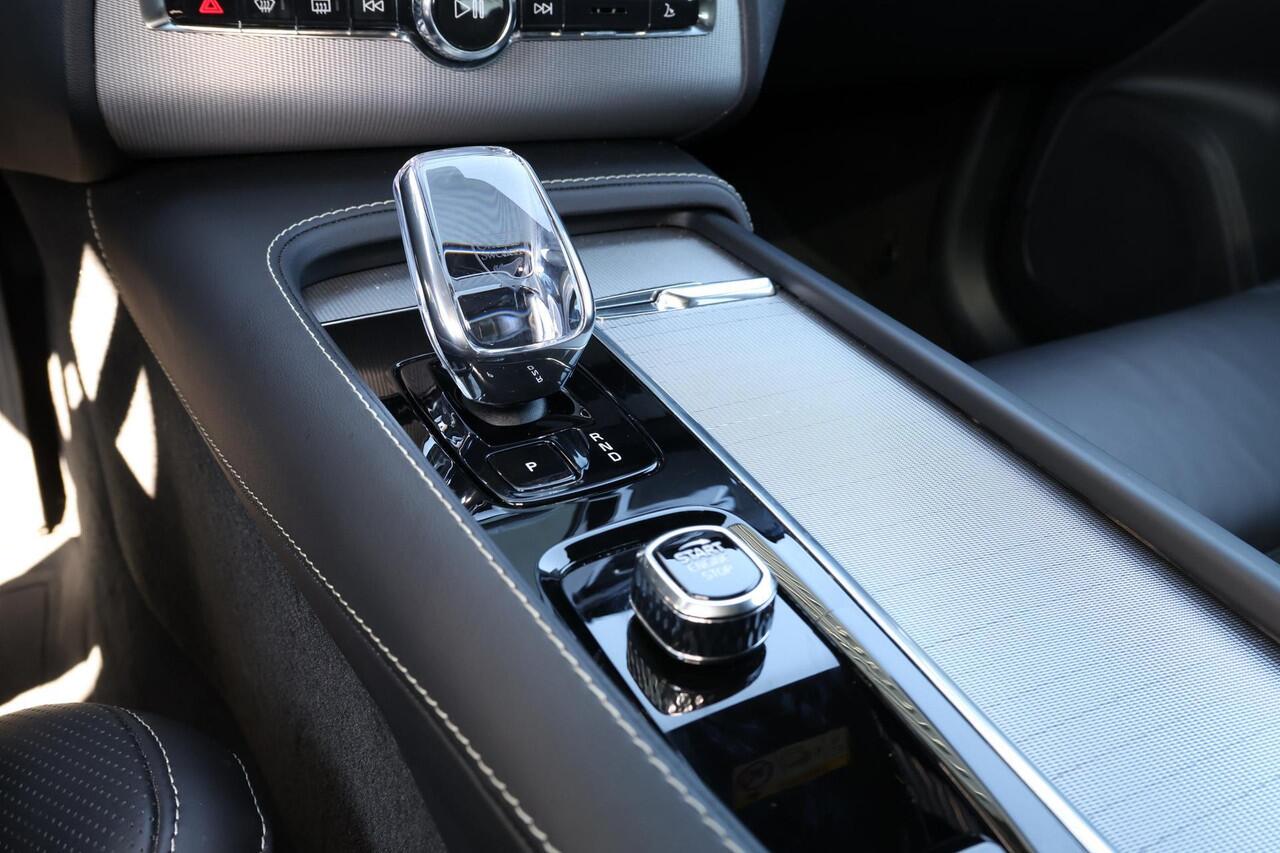 Volvo XC90 T8 Recharge AWD Ultimate Dark - LONG RANGE - Luchtvering - Panorama/schuifdak - IntelliSafe Assist & Surround - 360º Camera - Bowers & Wilkins audio - Adaptieve LED koplampen - Verwarmde voorstoelen, stuur & achterbank - Parkeersensoren voor & achter - El