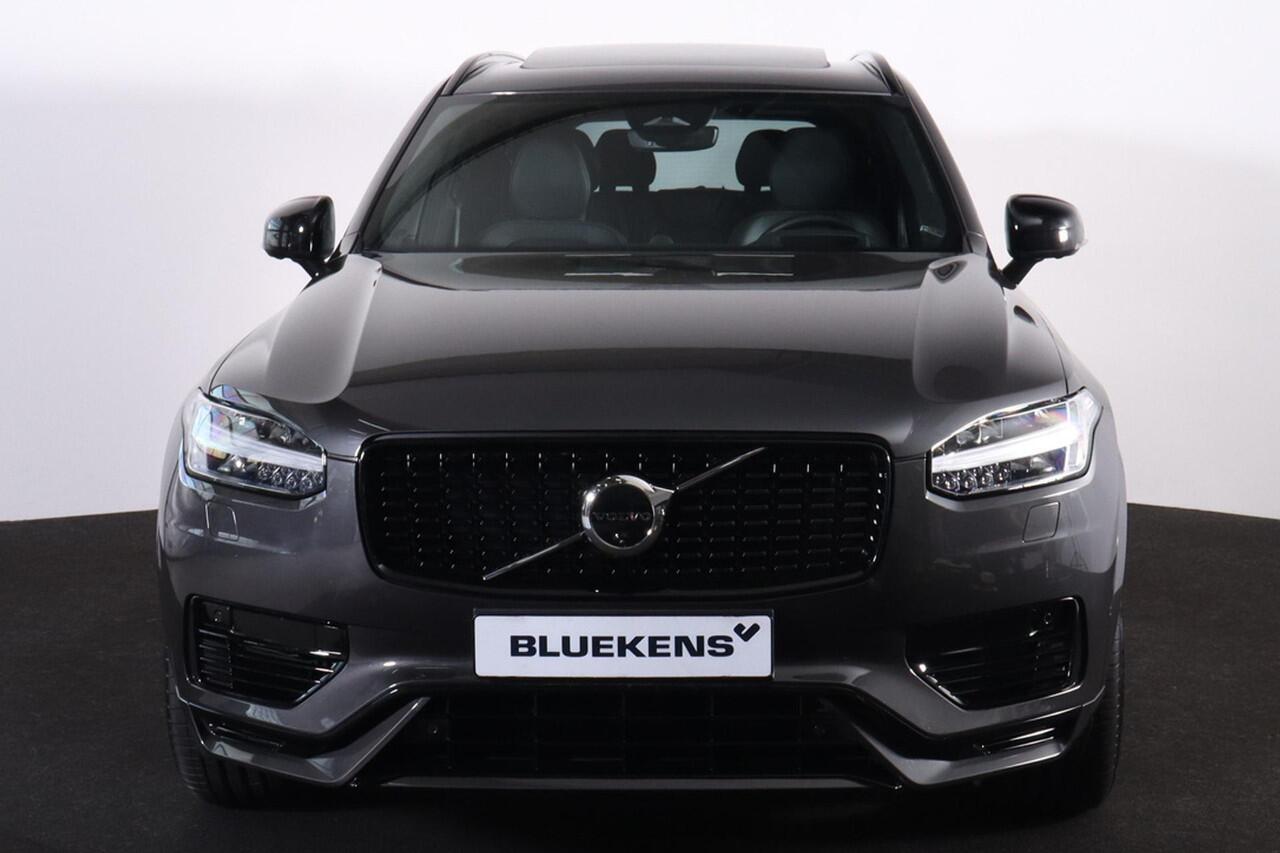 Volvo XC90 T8 Recharge AWD Ultimate Dark - LONG RANGE - Luchtvering - Panorama/schuifdak - IntelliSafe Assist & Surround - 360º Camera - Bowers & Wilkins audio - Adaptieve LED koplampen - Verwarmde voorstoelen, stuur & achterbank - Parkeersensoren voor & achter - El