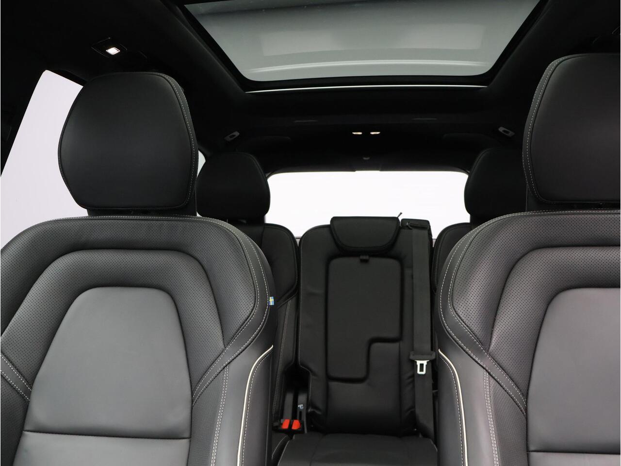 Volvo XC90 T8 455PK Recharge AWD Ultra Dark / Luchtvering / B&W Audio / Trekhaak / 22" / 360gr Camera / Extra Getint Glas / Contourstoelen Nappa /