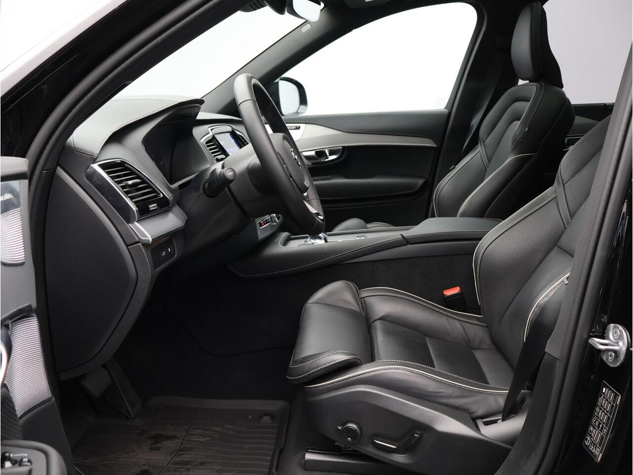 Volvo XC90 T8 455PK Recharge AWD Ultra Dark / Luchtvering / B&W Audio / Trekhaak / 22" / 360gr Camera / Extra Getint Glas / Contourstoelen Nappa /