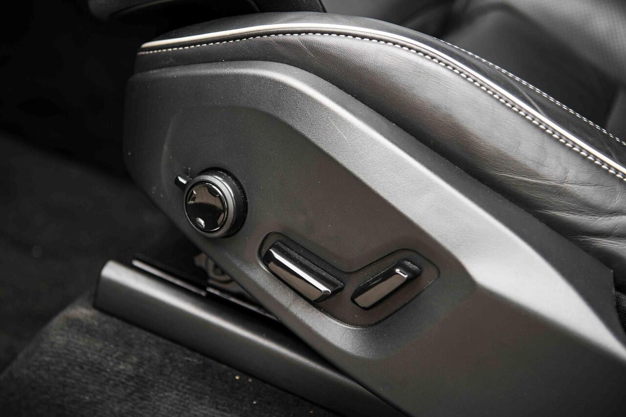 Volvo XC90 2.0 T8 Recharge AWD Ultra Bright | Luchtvering | 21" | Trekhaak | 360 Camera | Bowers & Wilkins | Head Up | Gelamineerd Glas | Power Seats |