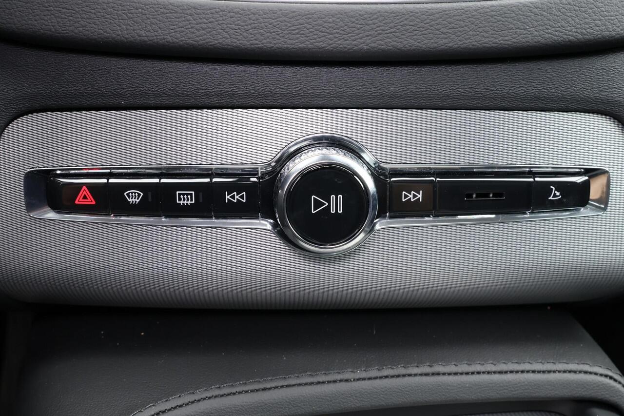 Volvo XC90 T8 Recharge AWD Ultra Bright - LONG RANGE - Panorama/schuifdak - IntelliSafe Assist & Surround - Harman/Kardon audio - Adaptieve LED koplampen - Parkeercamera achter - Verwarmde voorstoelen, stuur & achterbank - Parkeersensoren voor & achter - Elektr. bed