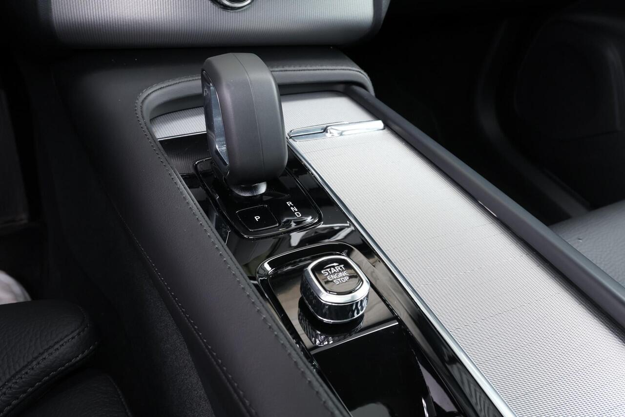 Volvo XC90 T8 Recharge AWD Ultra Bright - LONG RANGE - Panorama/schuifdak - IntelliSafe Assist & Surround - Harman/Kardon audio - Adaptieve LED koplampen - Parkeercamera achter - Verwarmde voorstoelen, stuur & achterbank - Parkeersensoren voor & achter - Elektr. bed