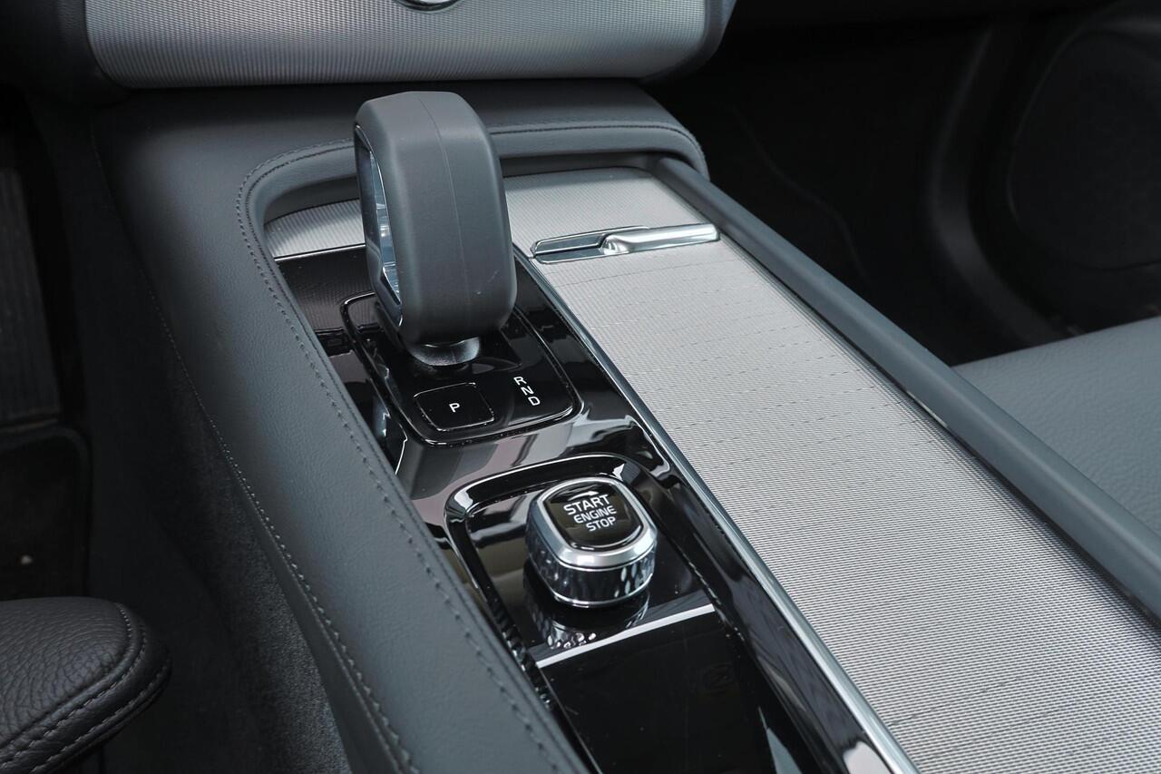 Volvo XC90 T8 Recharge AWD Ultra Bright - LONG RANGE - Panorama/schuifdak - IntelliSafe Assist & Surround - Harman/Kardon audio - Adaptieve LED koplampen - Parkeercamera achter - Verwarmde voorstoelen, stuur & achterbank - Parkeersensoren voor & achter - Elektr. bed