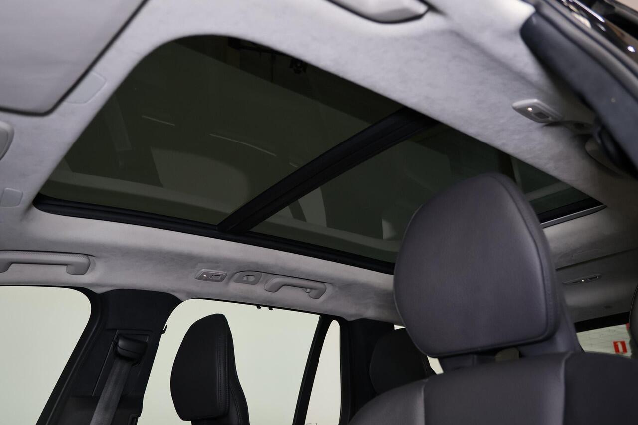 Volvo XC90 T8 Recharge AWD Ultra Bright - LONG RANGE - Panorama/schuifdak - IntelliSafe Assist & Surround - Harman/Kardon audio - Adaptieve LED koplampen - Parkeercamera achter - Verwarmde voorstoelen, stuur & achterbank - Parkeersensoren voor & achter - Elektr. bed