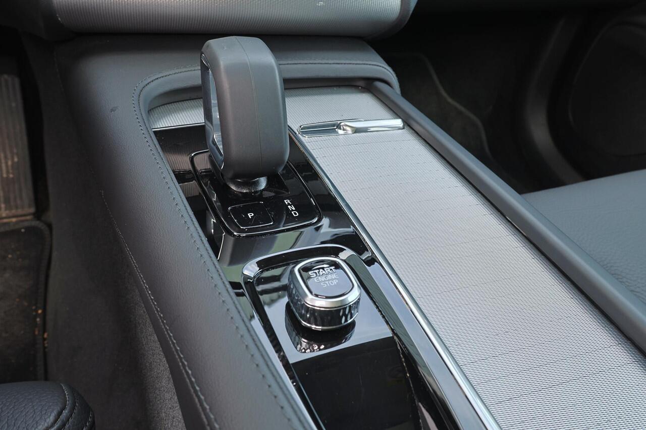 Volvo XC90 T8 Recharge AWD Plus Bright - LONG RANGE - Panorama/schuifdak - IntelliSafe Assist & Surround - 360º Camera - Harman/Kardon audio - Adaptieve LED koplampen - Verwarmde voorstoelen, stuur & achterbank - Parkeersensoren voor & achter - Elektr. bedienb. voor