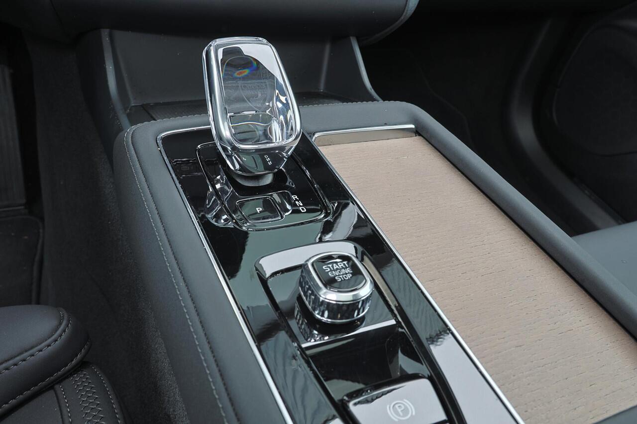 Volvo XC90 T8 Recharge AWD Plus Dark - LONG RANGE - Panorama/schuifdak - IntelliSafe Assist & Surround - 360º Camera - Harman/Kardon audio - Verwarmde voorstoelen, stuur & achterbank - Parkeersensoren voor & achter - Elektr. bedienb. voorstoelen met geheugen - Draad