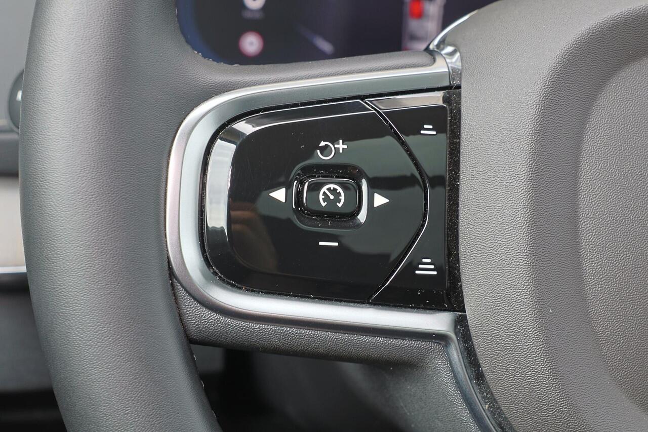 Volvo XC90 T8 Recharge AWD Ultimate Dark - LONG RANGE - Panorama/schuifdak - IntelliSafe Assist & Surround - 360º Camera - Bowers & Wilkins audio - Adaptieve LED koplampen - Verwarmde voorstoelen, stuur & achterbank - Parkeersensoren voor & achter - Elektr. bedienb.