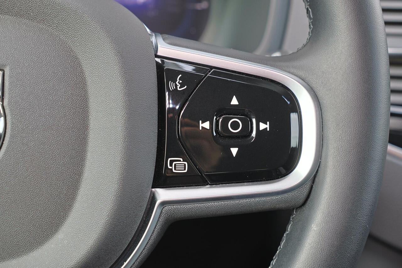 Volvo XC90 T8 Recharge AWD Plus Dark - LONG RANGE - IntelliSafe Assist & Surround - Harman/Kardon audio - Adaptieve LED koplampen - Parkeercamera achter - Verwarmde voorstoelen, stuur & achterbank - Parkeersensoren voor & achter - Elektr. bedienb. voorstoelen met ge