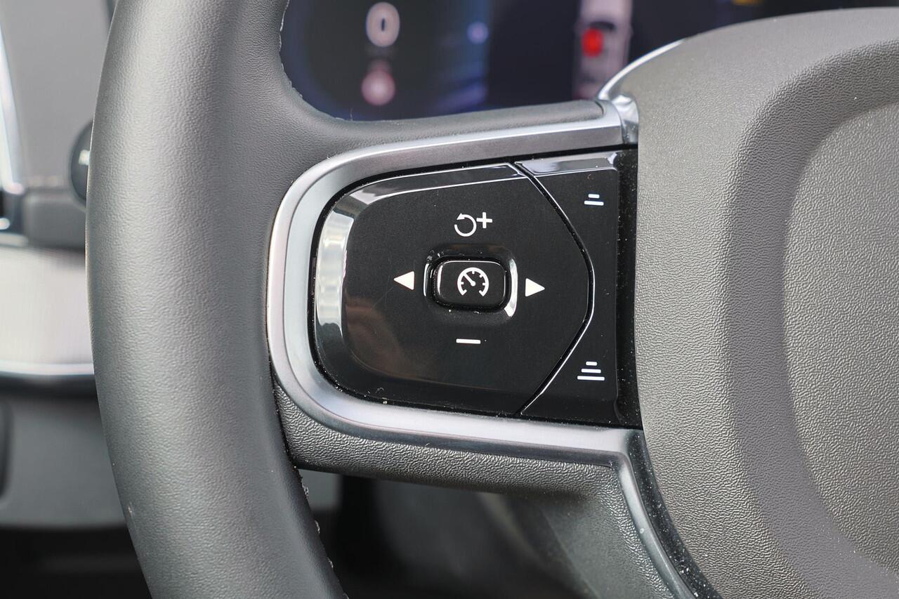 Volvo XC90 T8 Recharge AWD Plus Dark - LONG RANGE - IntelliSafe Assist & Surround - Harman/Kardon audio - Adaptieve LED koplampen - Parkeercamera achter - Verwarmde voorstoelen, stuur & achterbank - Parkeersensoren voor & achter - Elektr. bedienb. voorstoelen met ge