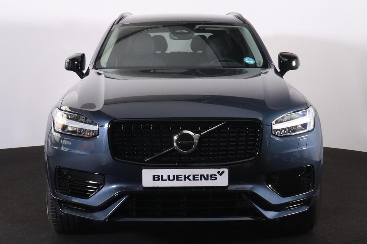 Volvo XC90 T8 Recharge AWD Plus Dark - LONG RANGE - IntelliSafe Assist & Surround - Harman/Kardon audio - Adaptieve LED koplampen - Parkeercamera achter - Verwarmde voorstoelen, stuur & achterbank - Parkeersensoren voor & achter - Elektr. bedienb. voorstoelen met ge
