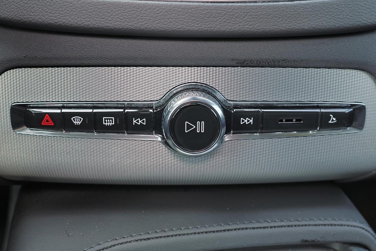 Volvo XC90 T8 Recharge AWD Plus Dark - LONG RANGE - IntelliSafe Assist & Surround - Harman/Kardon audio - Adaptieve LED koplampen - Parkeercamera achter - Verwarmde voorstoelen, stuur & achterbank - Parkeersensoren voor & achter - Elektr. bedienb. voorstoelen met ge