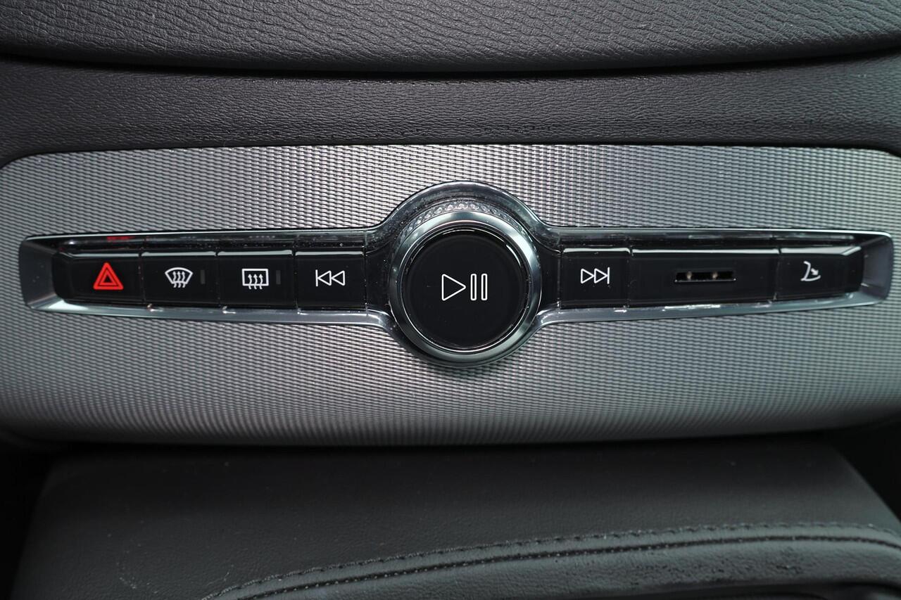 Volvo XC90 T8 Recharge AWD Core Bright - LONG RANGE - IntelliSafe Assist & Surround - Harman/Kardon audio - Adaptieve LED koplampen - Parkeercamera achter - Verwarmde voorstoelen, stuur & achterbank - Parkeersensoren voor & achter - Draadloze tel. lader - Extra geti