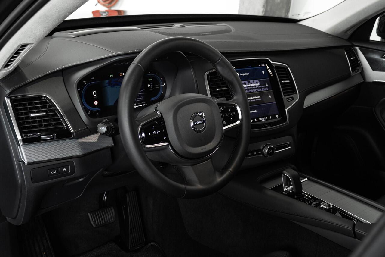 Volvo XC90 T8 Recharge AWD Ultimate Dark | Wegklapbare trekhaak | 360 Graden Camera | Getint Glas Achter | Luchtvering | Adaptieve Cruise Control | Verwarmbare Voorstoelen | Dodehoekdetectie Met Correctie | Panorama Dak | Rijstrooksensor Met Correctie | Navigatiesys