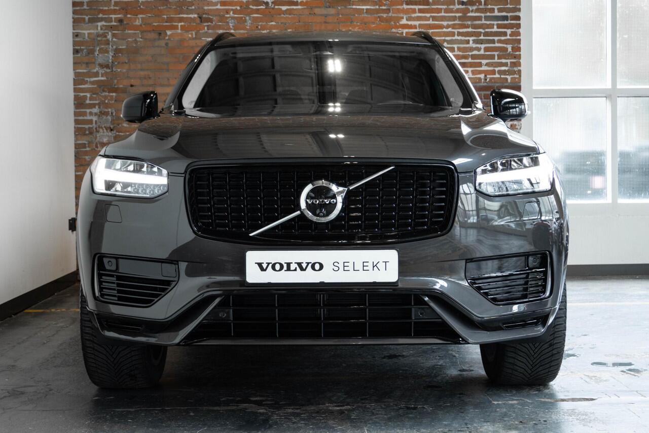 Volvo XC90 T8 Recharge AWD Ultimate Dark | Wegklapbare trekhaak | 360 Graden Camera | Getint Glas Achter | Luchtvering | Adaptieve Cruise Control | Verwarmbare Voorstoelen | Dodehoekdetectie Met Correctie | Panorama Dak | Rijstrooksensor Met Correctie | Navigatiesys