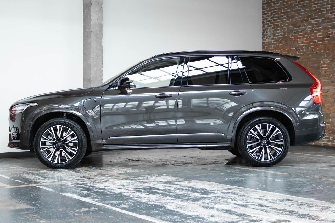 Volvo XC90 T8 Recharge AWD Ultimate Dark | Wegklapbare trekhaak | 360 Graden Camera | Getint Glas Achter | Luchtvering | Adaptieve Cruise Control | Verwarmbare Voorstoelen | Dodehoekdetectie Met Correctie | Panorama Dak | Rijstrooksensor Met Correctie | Navigatiesys